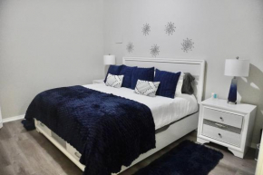 King Basement Suite - Home Theater - 7 Mins From Airport